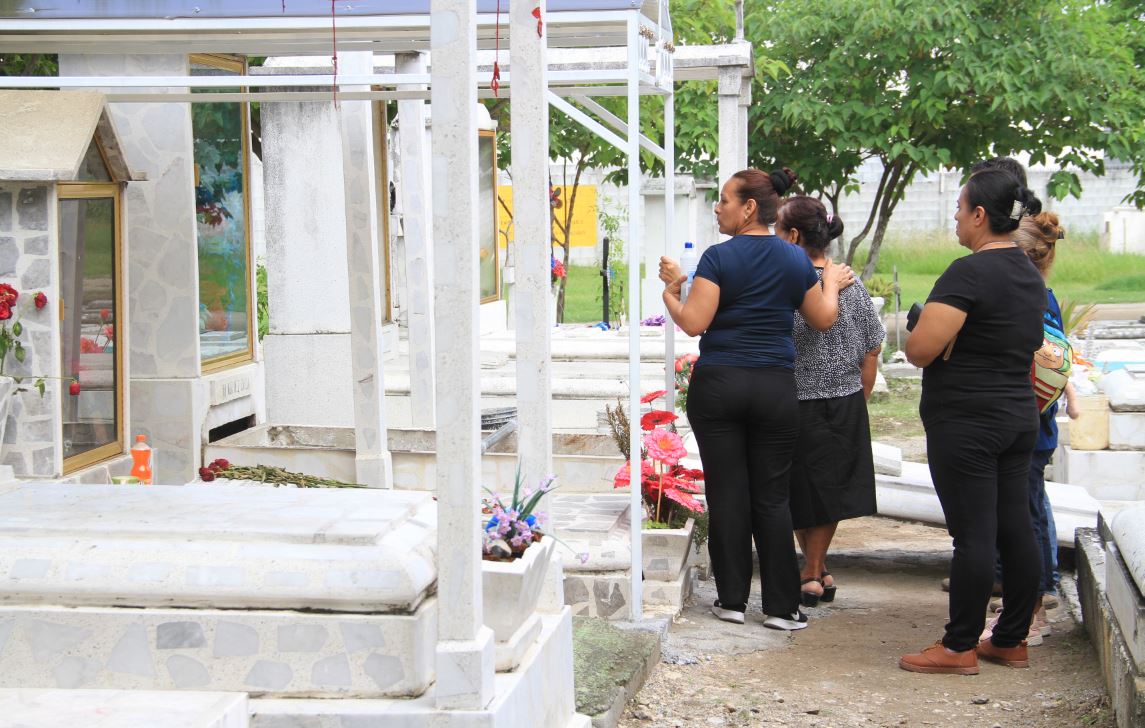 Telediario noticia Los familiares del trabajador tuvieron que esperar varias horas para que llevarán los restos al panteón.