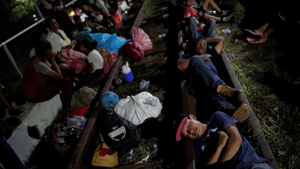 Hondureños acampan en puente entre Guatemala y México