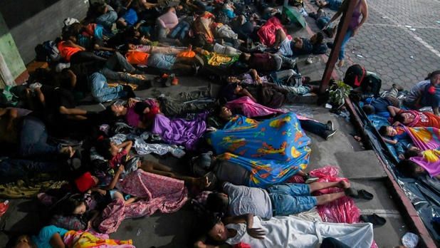 Hondureños acampan en puente entre Guatemala y México