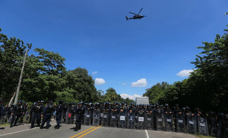 Con retén, policías federales buscan frenar a migrantes