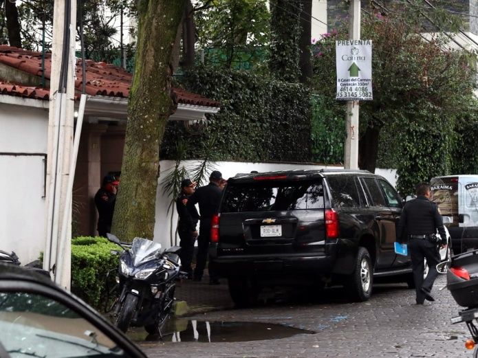 Simulan entregar paquete en casa de Norberto Rivera y matan a escolta