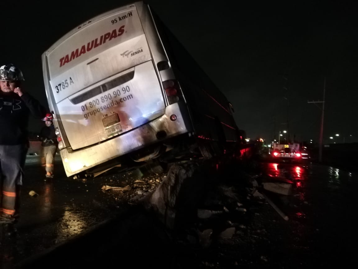 Telediario Media Autobús de pasajeros protagoniza aparatoso accidente en el Libramiento Noreste