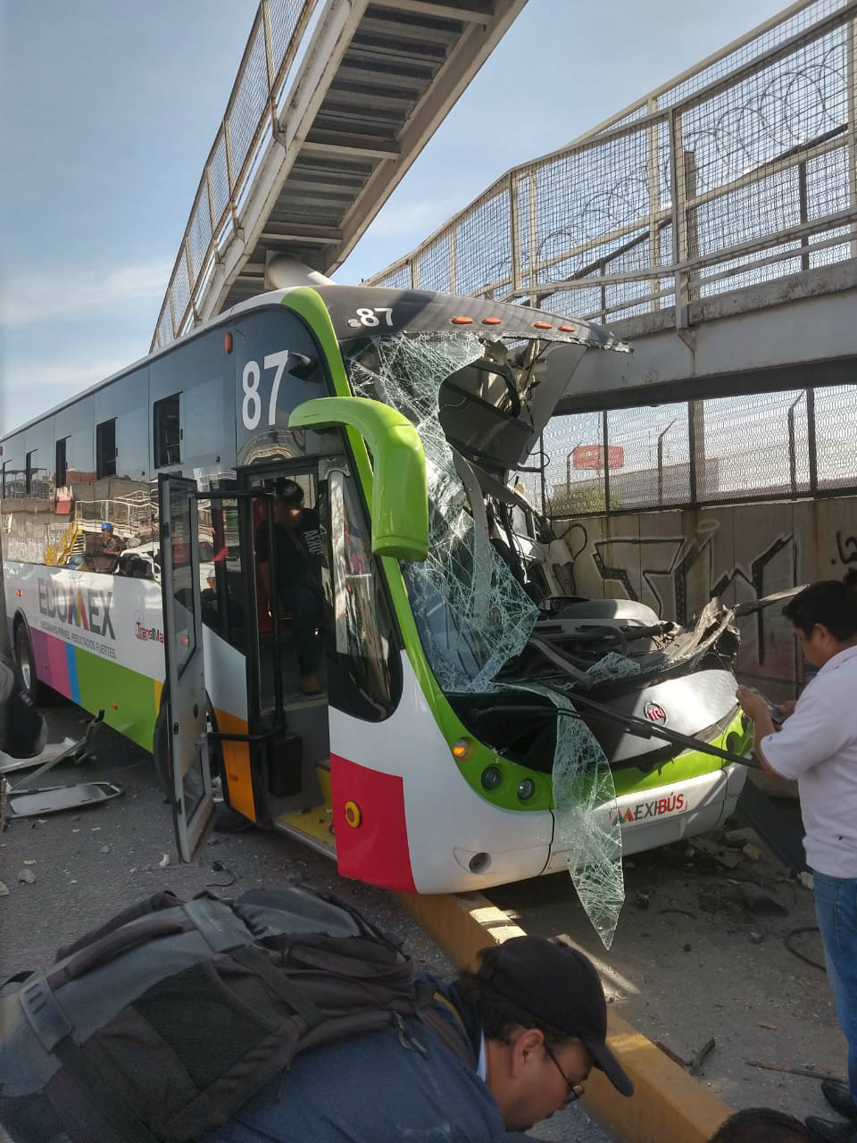Unidad de Mexibús se estrella con puente peatonal
