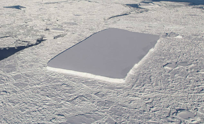 Aparece extraño iceberg rectangular en la Antártida