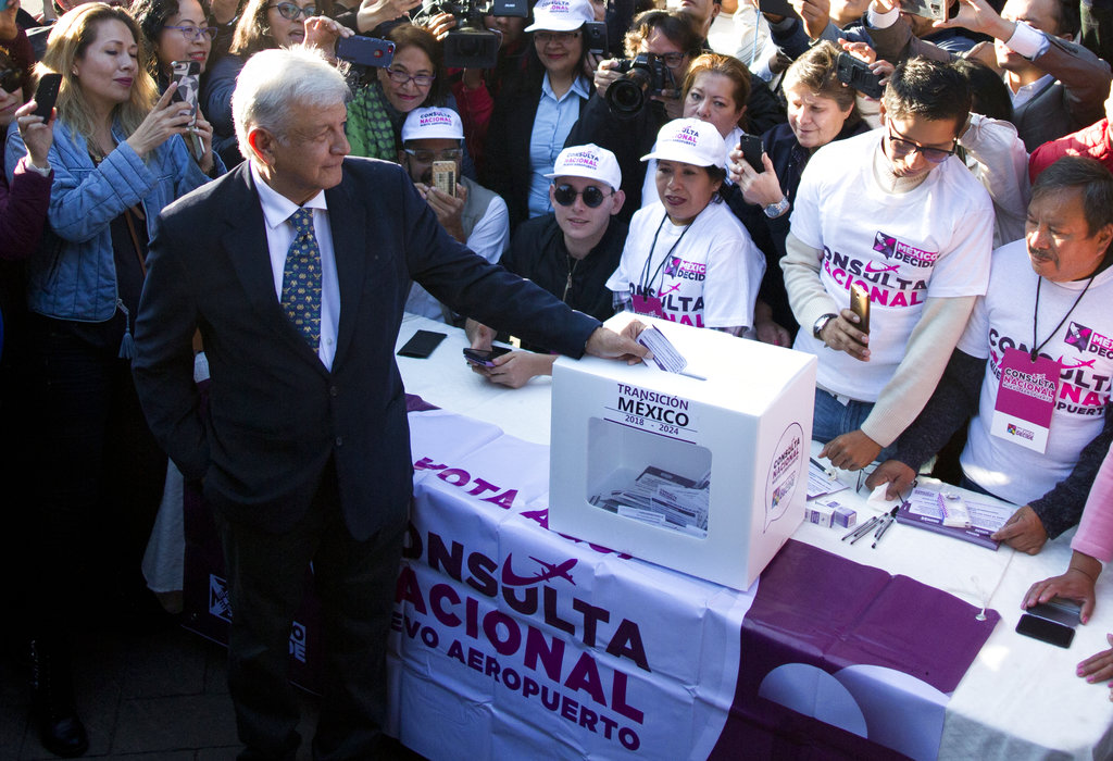 AMLO participa en consulta, pero anula su voto para no influir en proceso