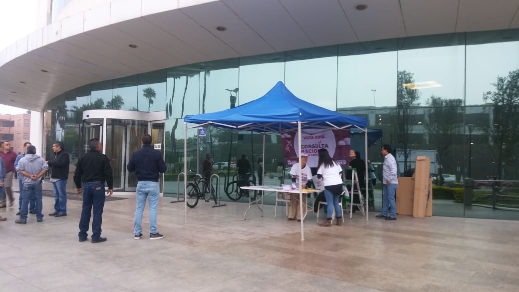 Acuden ciudadanos de NL a votar en consulta del NAIM
