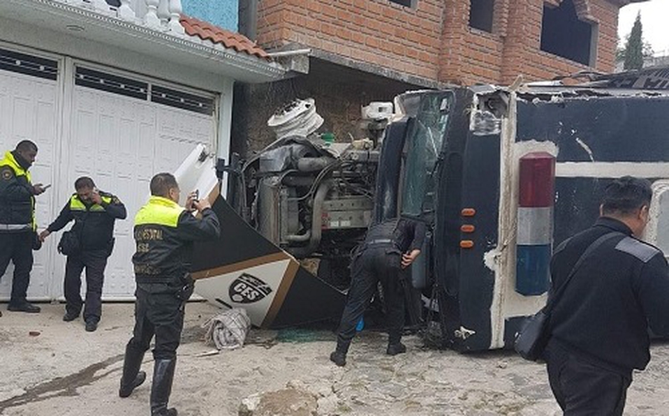 Vuelca autobús con policías en Edomex; muere uno
