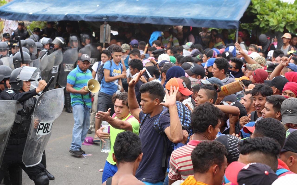 Telediario Media Choque entre migrantes y policía guatemalteca deja 9 heridos