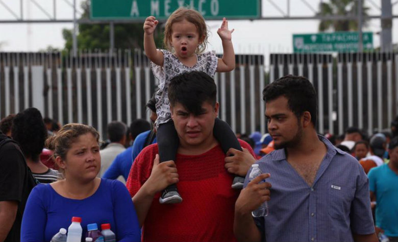 Migrantes inician ingreso a México por Guatemala, tras chocar con policía