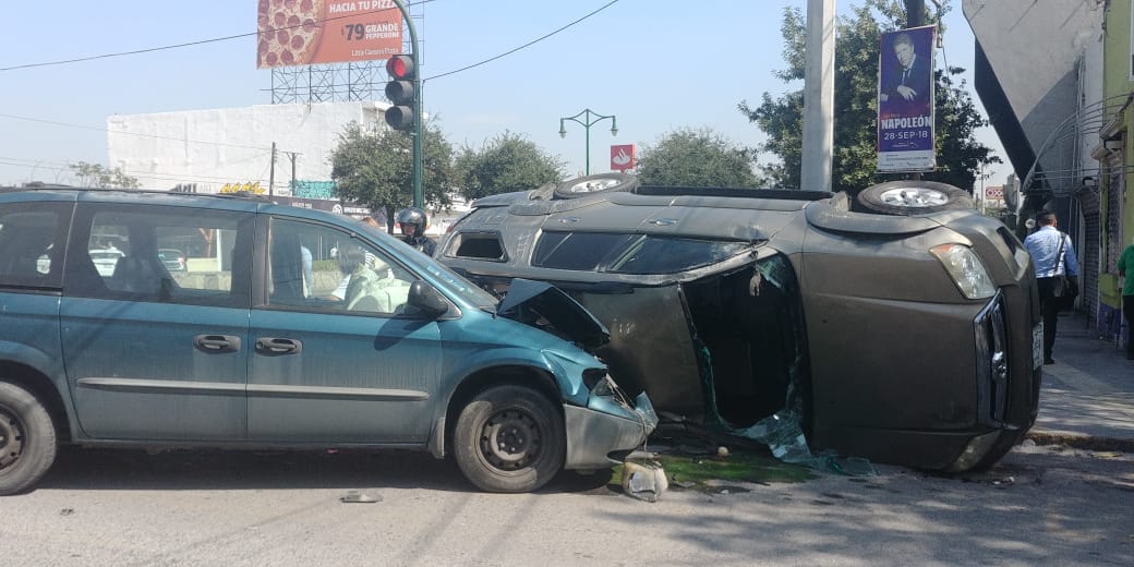 Vuelca camioneta tras chocar en avenida Madero | Telediario México