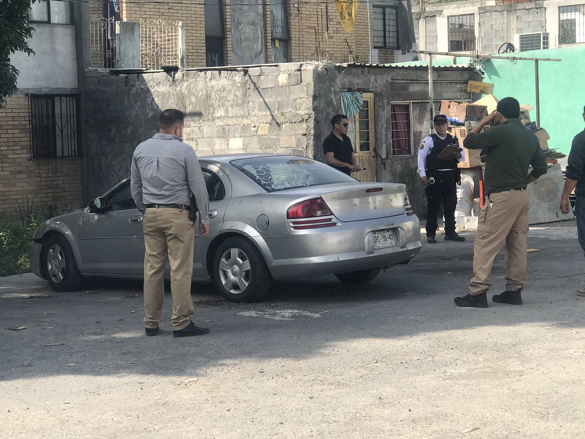 Telediario noticia Un vehículo con manchas de sangre fue abandonado en un callejón de la colonia Indeco Naranjo en Monterrey.