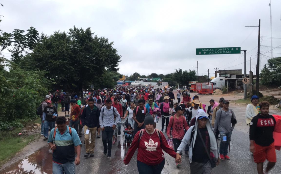 Tras quitarles transporte a CDMX, migrantes recorren Veracruz a pie