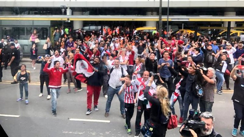 Detienen a 50 hinchas de River por disturbios y boletos falsos