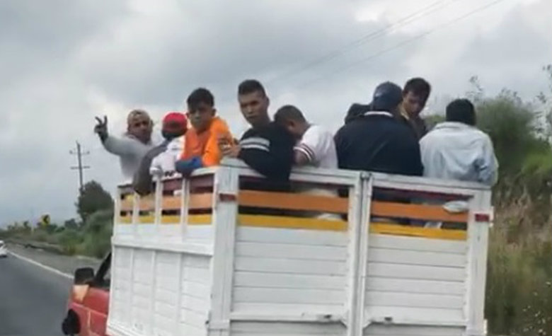 Les dan aventón a migrantes que van a la CDMX