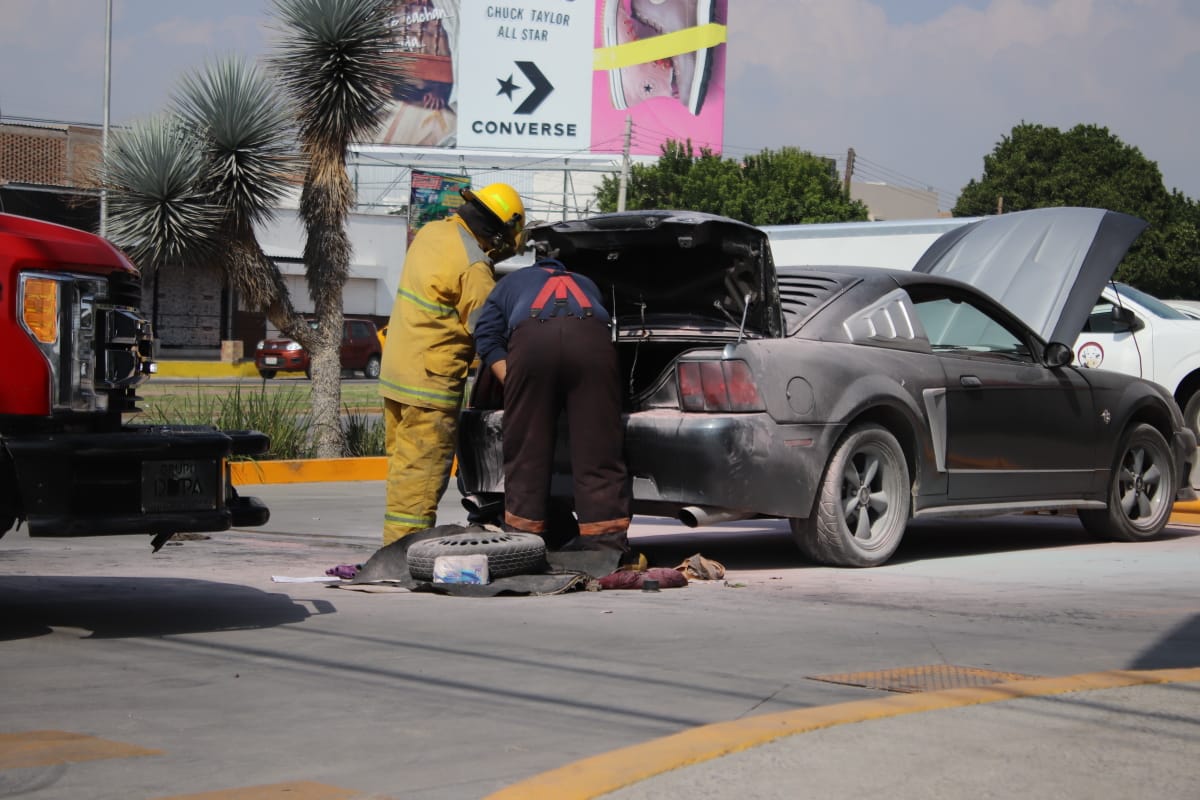 Mustang se incendia en pleno bulevar Constitución (FOTOS)