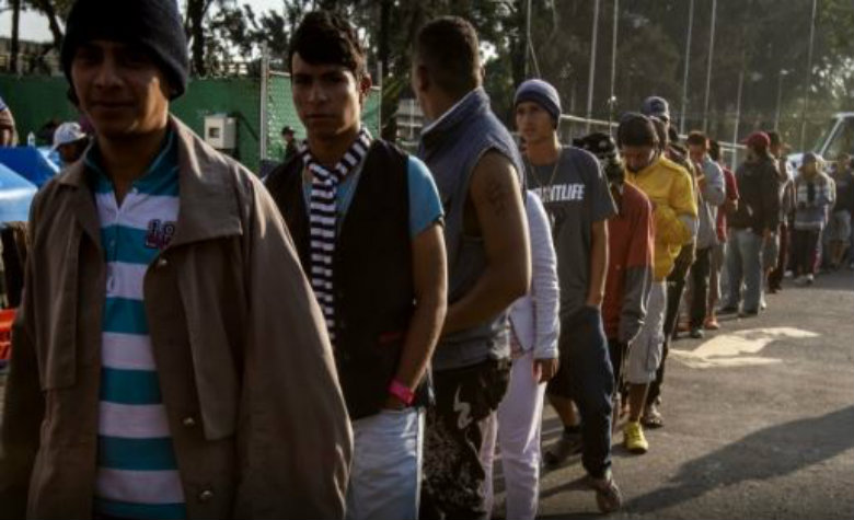 En medio del caos y desorden algunos grupos de migrantes dejan la Ciudad de México