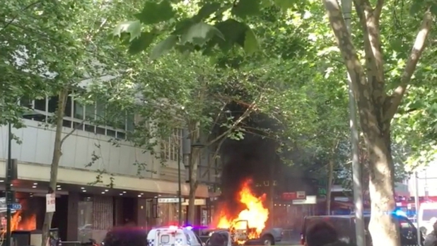 Hombre apuñala a 3 personas en Melbourne; hay 1 muerto