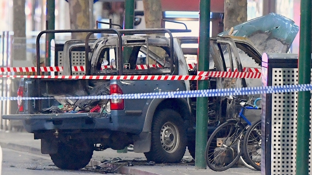 Hombre apuñala a 3 personas en Melbourne; hay 1 muerto