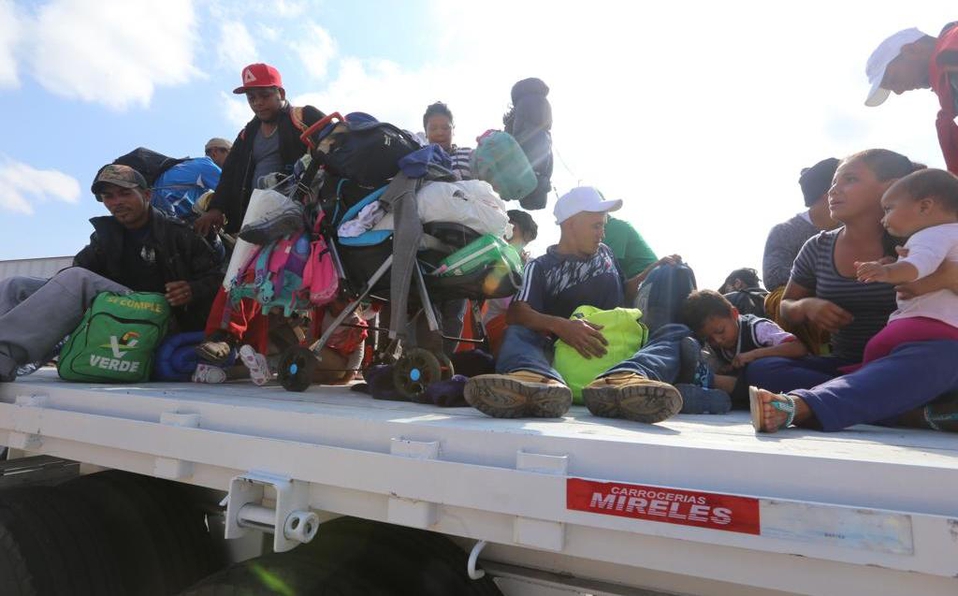 Reciben a 3 mil 500 migrantes en estadio de Querétaro