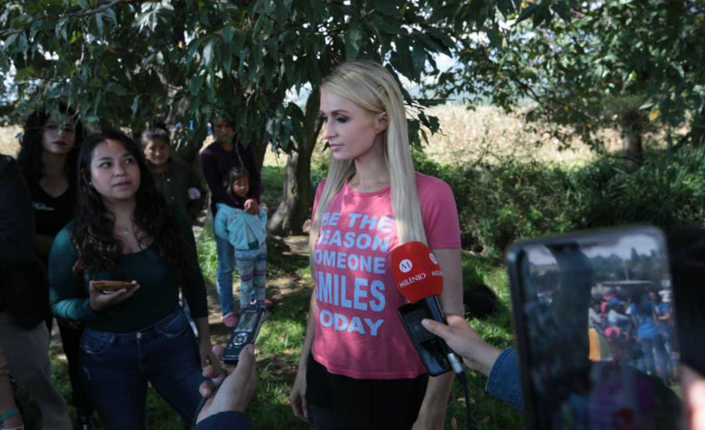 Paris Hilton visita comunidad mazahua en Edomex