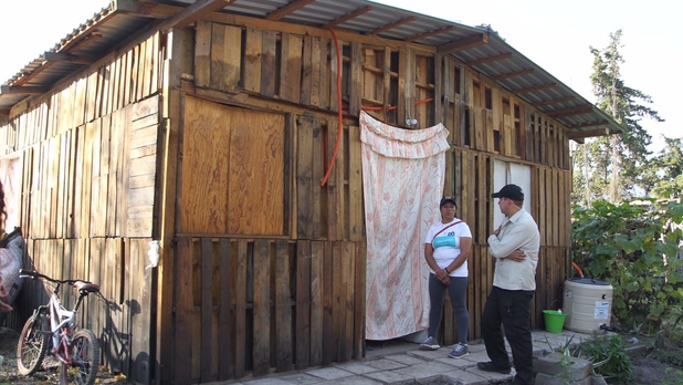 Visita Paris Hilton a damnificados del 19-S en Xochimilco