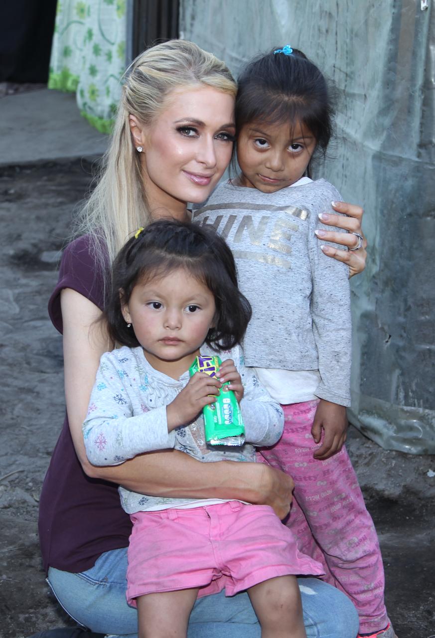 Visita Paris Hilton a damnificados del 19-S en Xochimilco