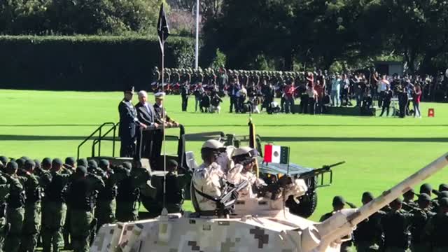 Encabeza AMLO ceremonia de salutación de las Fuerzas Armadas 