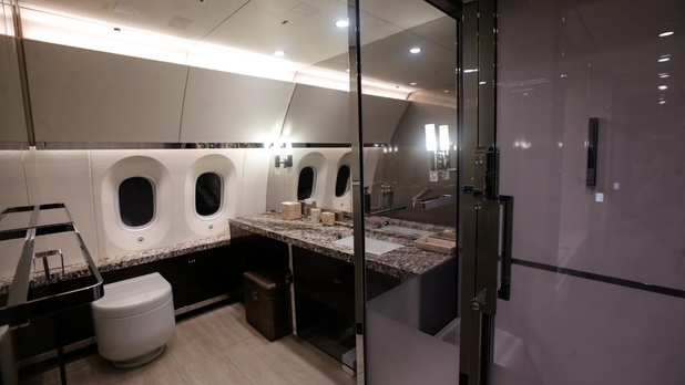Camas y baño de lujo... así es el avión presidencial por dentro