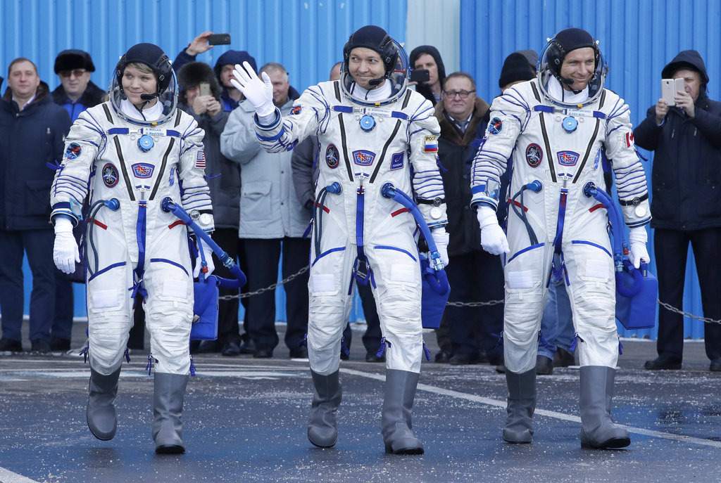 Telediario Media Despegan tres astronautas rumbo a la Estación Espacial Internacional
