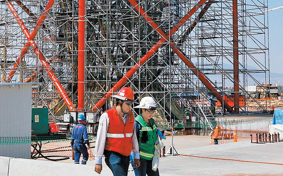 Santa Lucía va, pese a los reajustes legales en Texcoco: López Obrador