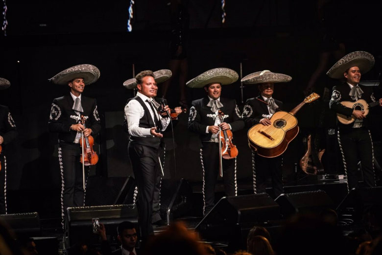 Tras cancelación de concierto, explotan fans contra Luis Miguel