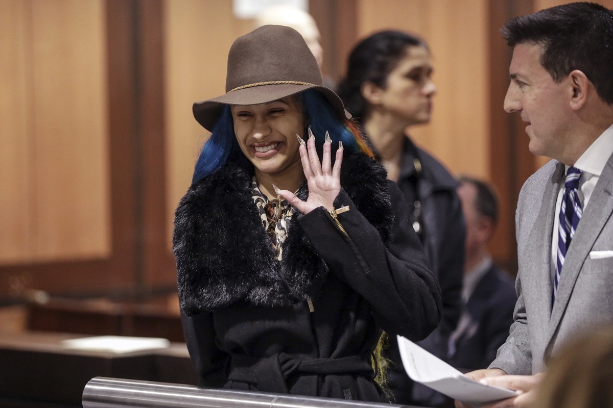 Comparece Cardi B en tribunal de Nueva York por pelea