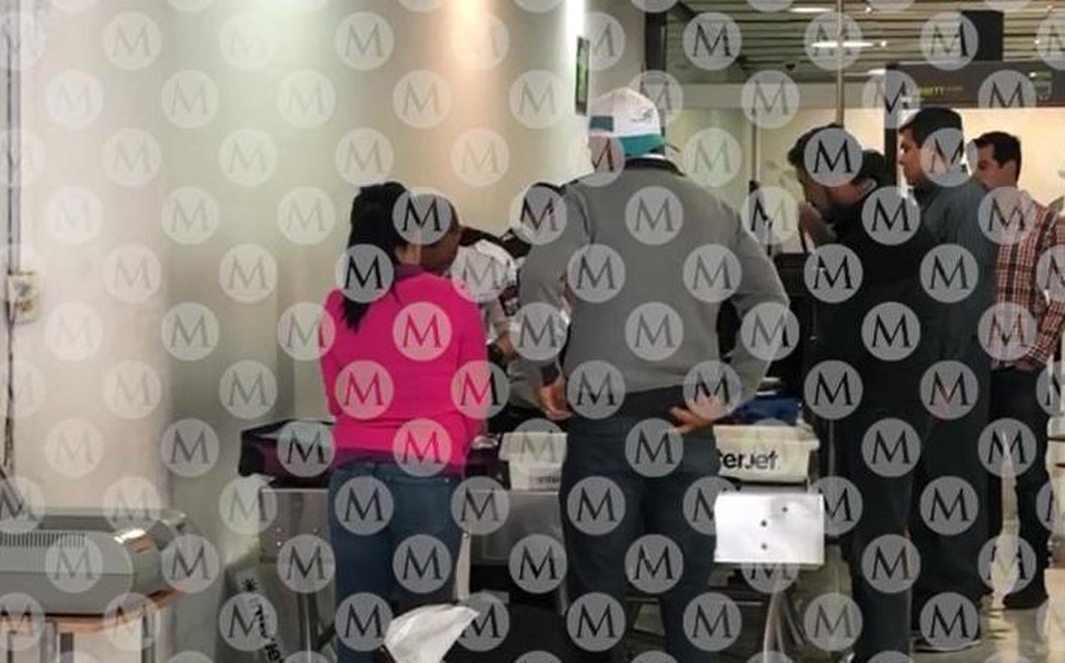 Hacen revisión especial a pasajeros que comparten vuelo con AMLO a Sinaloa