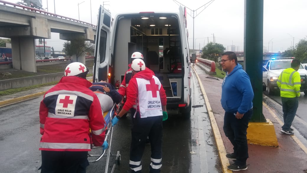 Conductora pierde el control al volante y se impacta contra muro ...