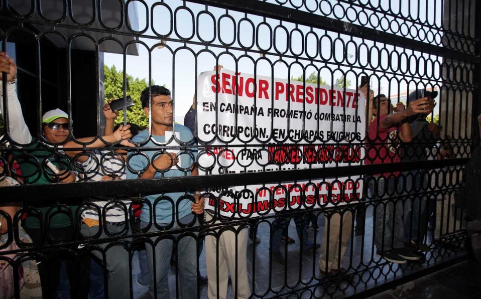 Maestros burlan seguridad en Congreso de Chiapas