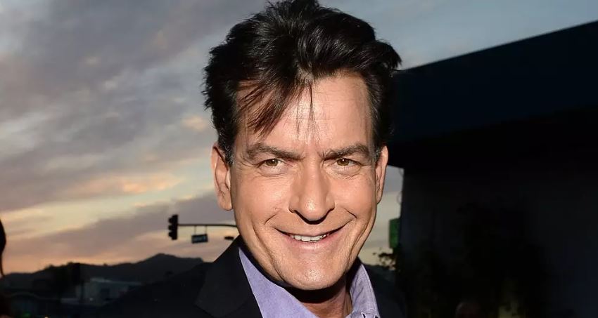 Charlie Sheen celebra un año sobrio