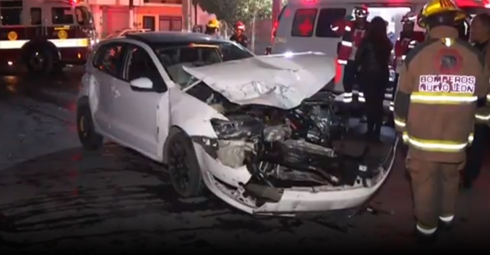 Camión urbano es impactado por un auto en la colonia Independencia; hay 2 heridos