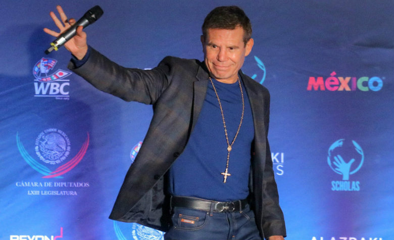 A ritmo de ‘Suavecito’, Julio César Chávez desea feliz Navidad