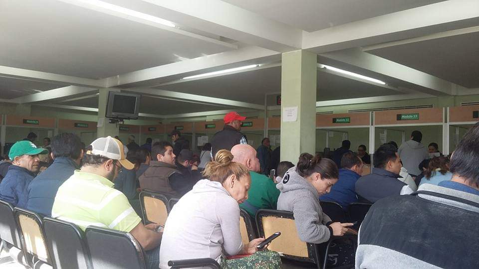 Hasta 500 contribuyentes en fila para trámites de licencia y replaqueo; como en otros años, el proceso es lento