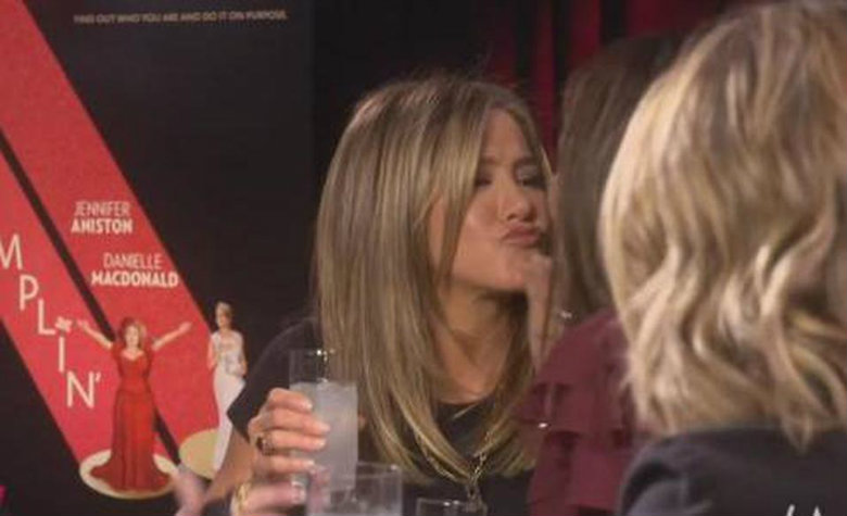 Se besan Jennifer Aniston y Sandra Bullock