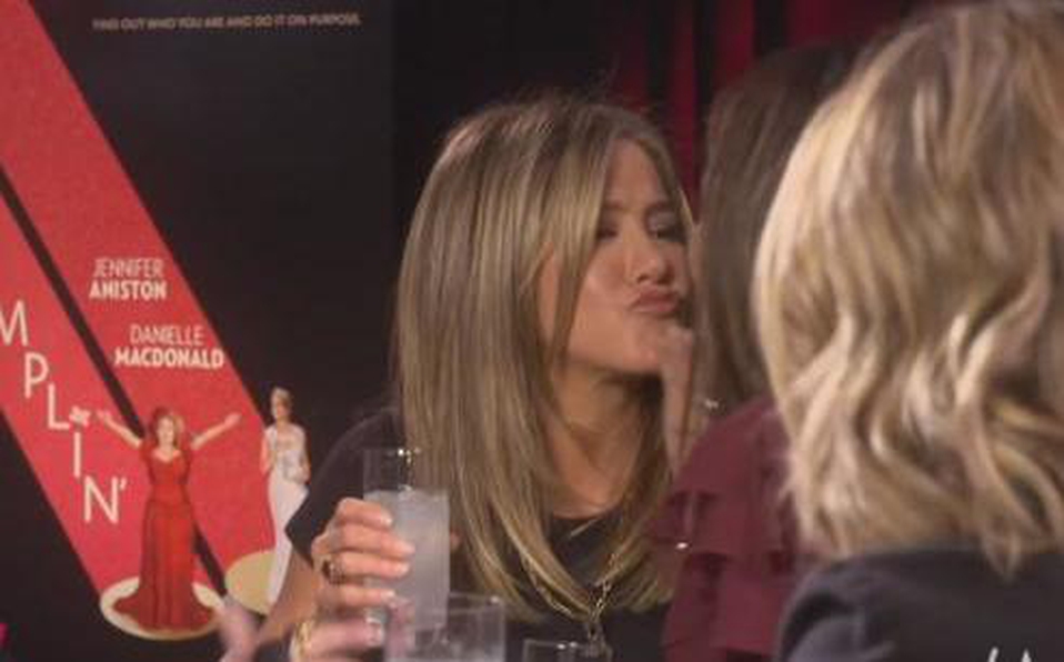 Se besan Jennifer Aniston y Sandra Bullock