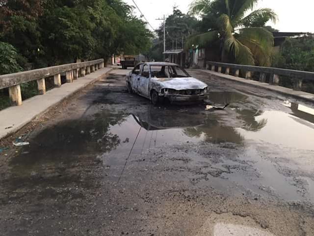 Queman taxi colectivo de la ruta Emiliano Zapata en Acapulco
