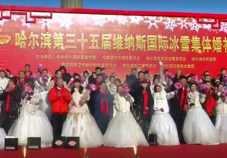 Parejas en China se casan en ceremonia masiva a 20 grados bajo cero