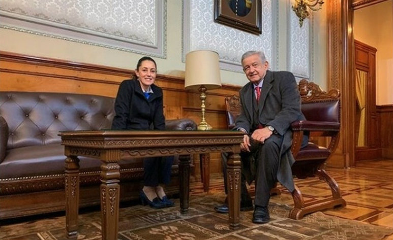 AMLO y Sheinbaum se reúnen para tratar crisis de gasolina en CDMX