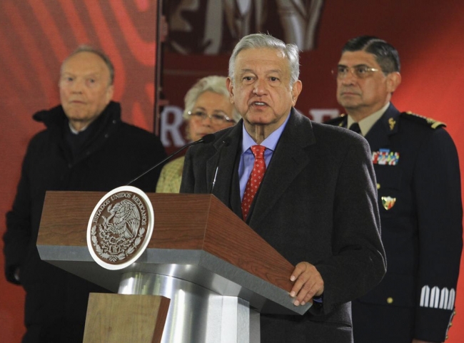 AMLO agradece a ciudadanos por 'resistir' largas filas para comprar gasolina