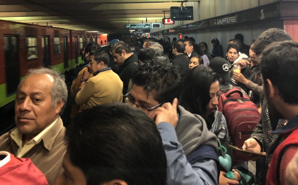 Colapsan cinco líneas del Metro por exceso de usuarios