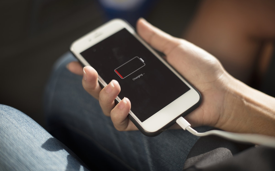 ¿Por qué un celular puede explotar al estarse cargando?