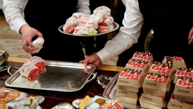 Trump se quivoca al tuitear que pidió mil hamburguesas y Burger King se burla de él