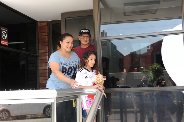 Sale del hospital la niña que recibió 11 puñaladas en un asalto