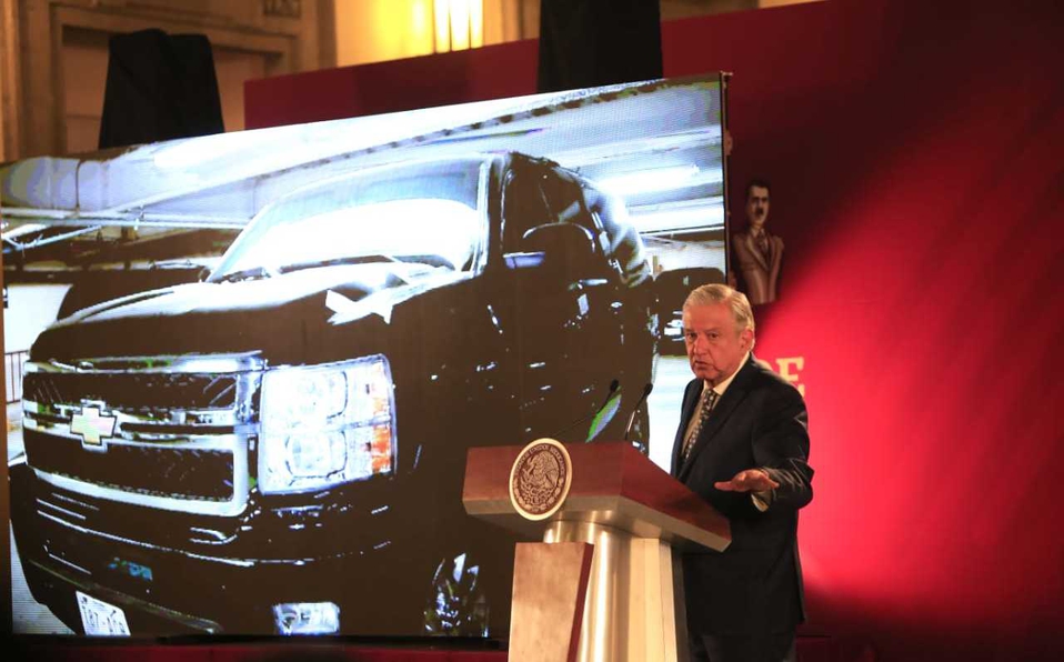 AMLO anuncia "tianguis" en Santa Lucía para vender autos de gobierno